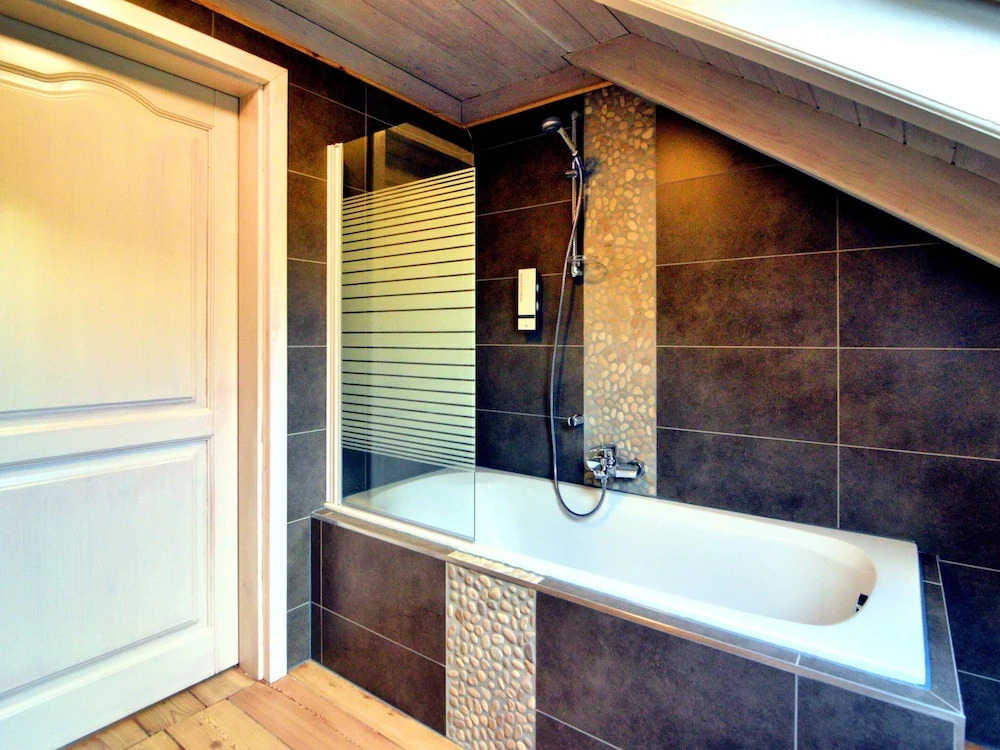 Luxurious Villa with Sauna, Hot Tub, Recreation Room, Large Enclosed Garden