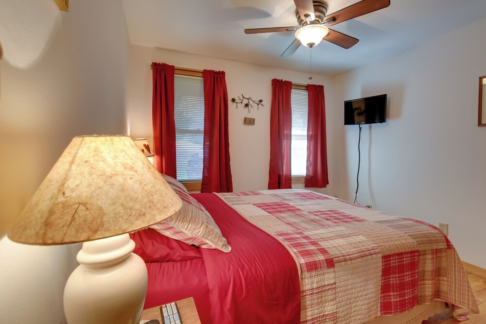 Cozy Lakefront Cabin w/ Indoor Gas Fireplace!
