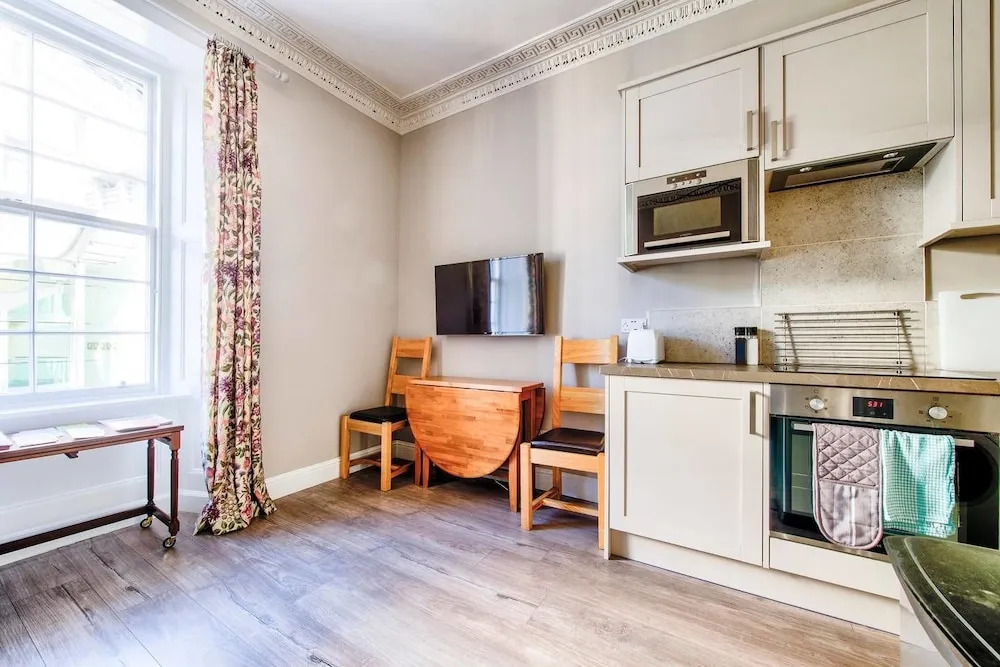 Beautifully Presented, Well Located, 2 bed apt