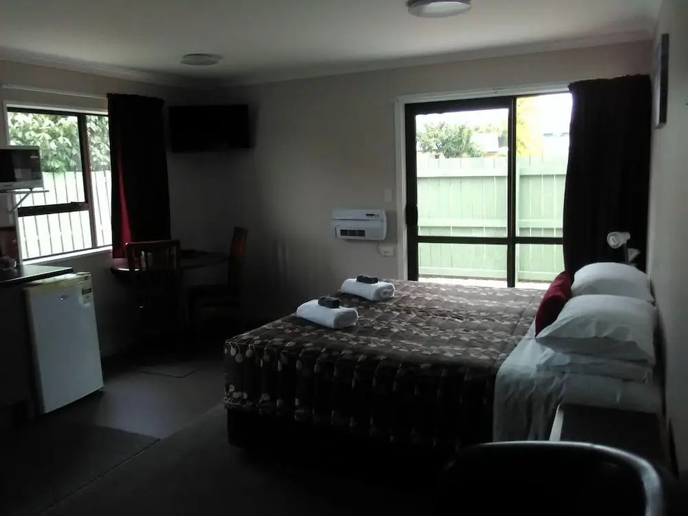 Academy Lodge Motel