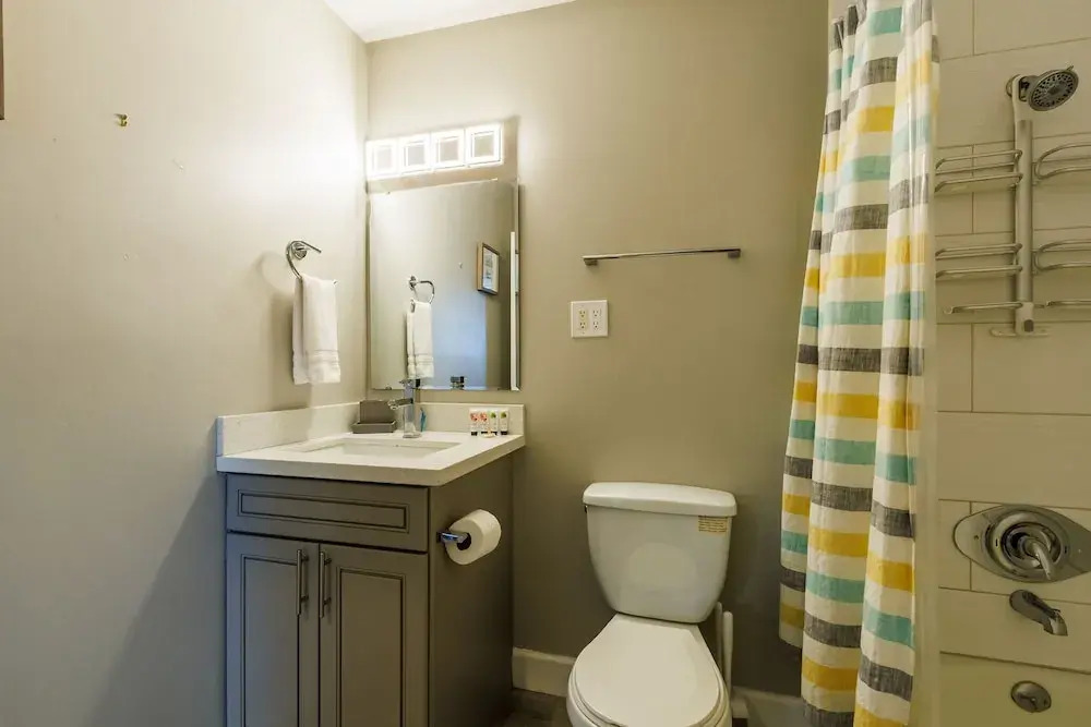 4BR Sleeps 8 Heated Pool Yard Games Bbq!