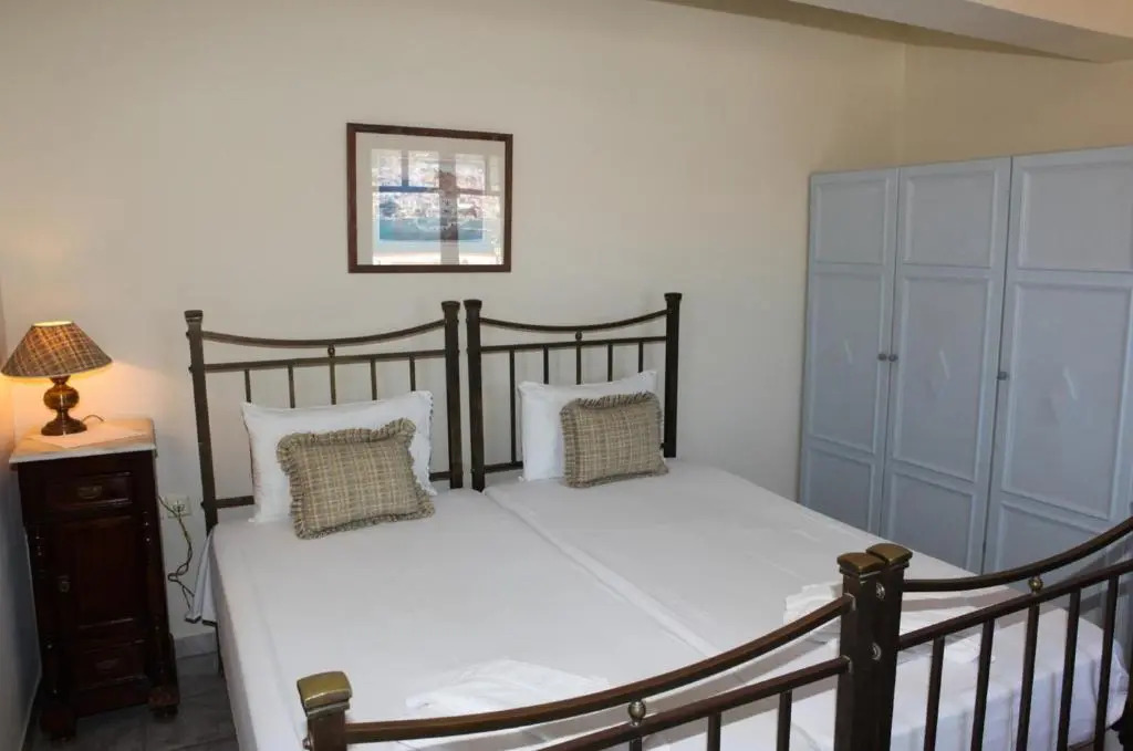 Pleoussa Studio and Apartments