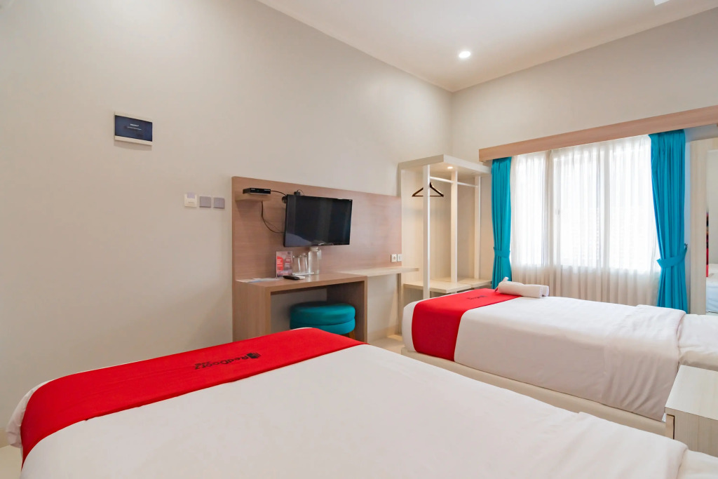 RedDoorz Plus @ Point Phila Cihampelas