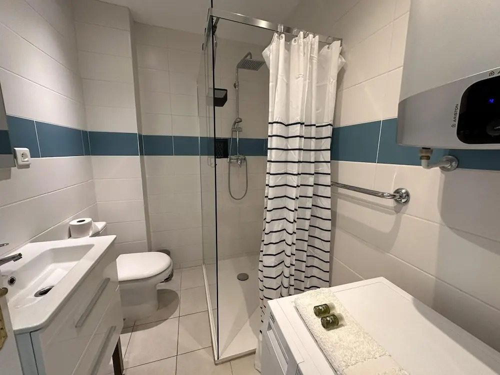 One Bedroom Apartment in Cannes With a Balcony and Great sea Views - 821