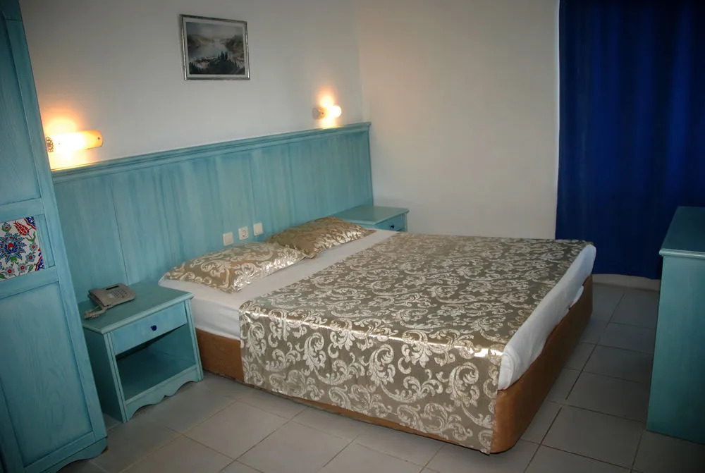 Risus Suit Hotel