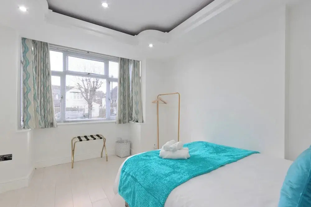4 Bed - Sleeps 9 - Free Parking - 20 min Gatwick