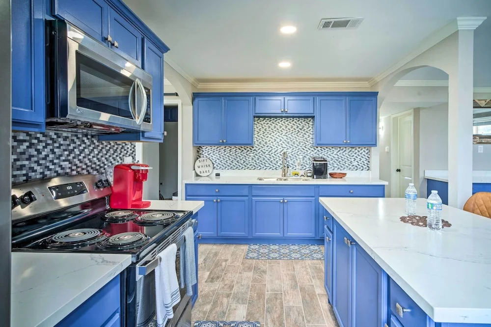 'blue Cottage in the Bayou' w/ Private Yard!