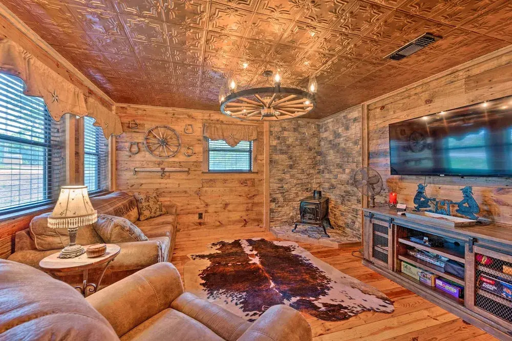 2 Mi to Choctaw Landing: 'western Daze' Cabin!