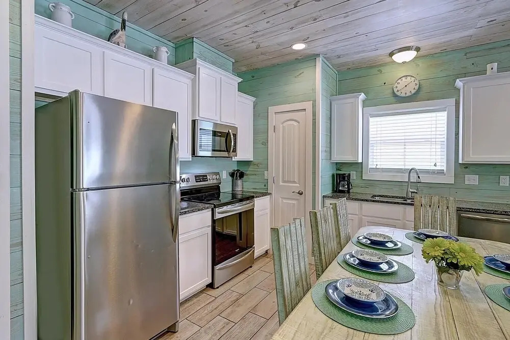 Tropical Blue Wave Home Short Drive to Beach by Redawning
