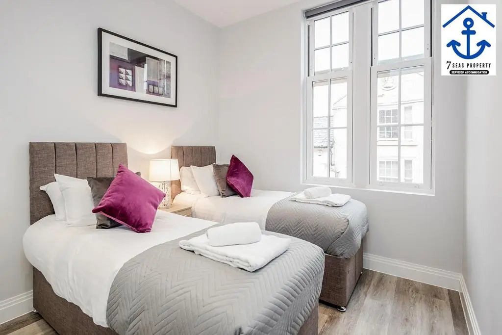 Luxury Apartment High Street Maidenhead w Parking