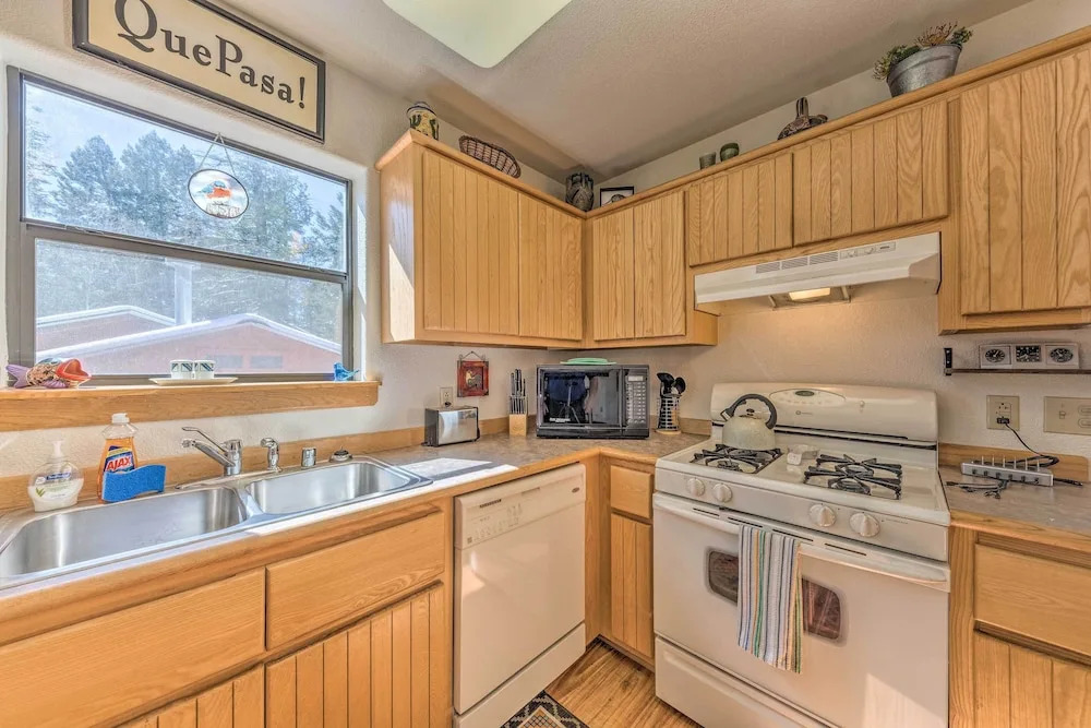 Charming 'coppertop' Cloudcroft Cabin: 3 Mi to Ski