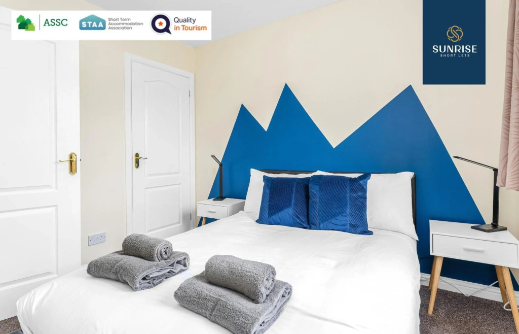 The Townhouse - 4 Rooms Large Beds with TV's, Poker Table, Fully Equipped, Easy Ring-Road Access