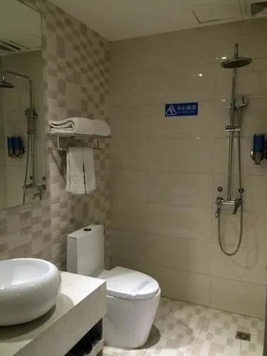 Yuhao Theme Hotel (Dongying Baolong City Plaza)