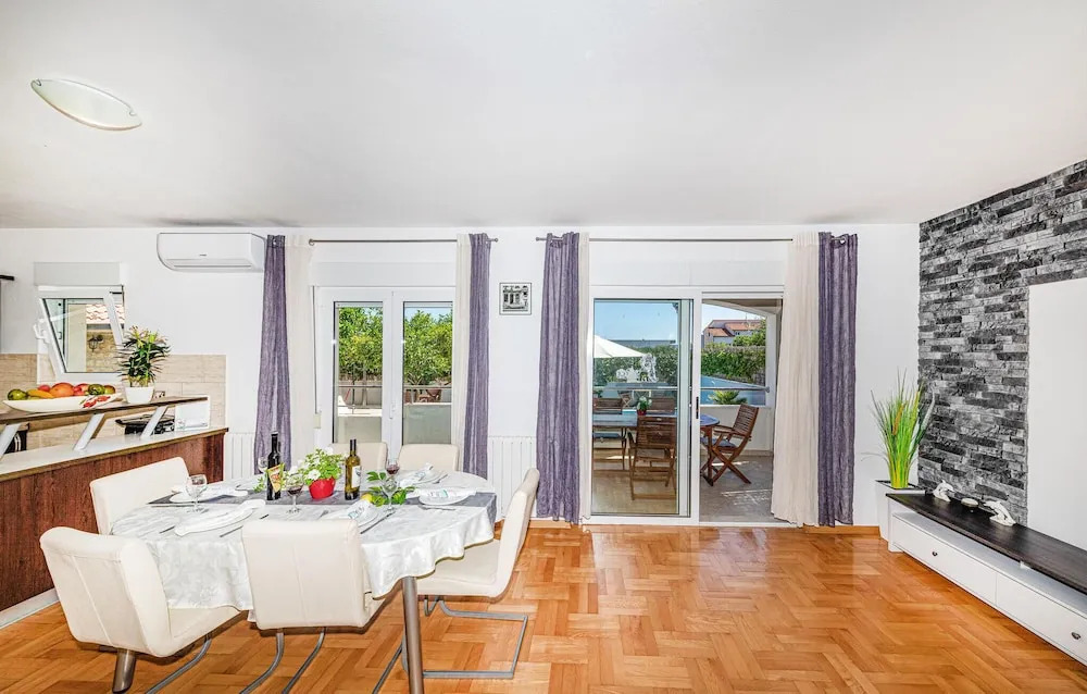Awesome Home in Kastel Novi with WiFi, 4 Bedrooms & Hot Tub
