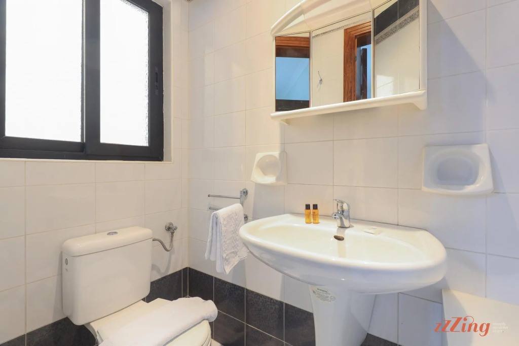Seafront 2 Bedroom Apartment Overlooking Bay