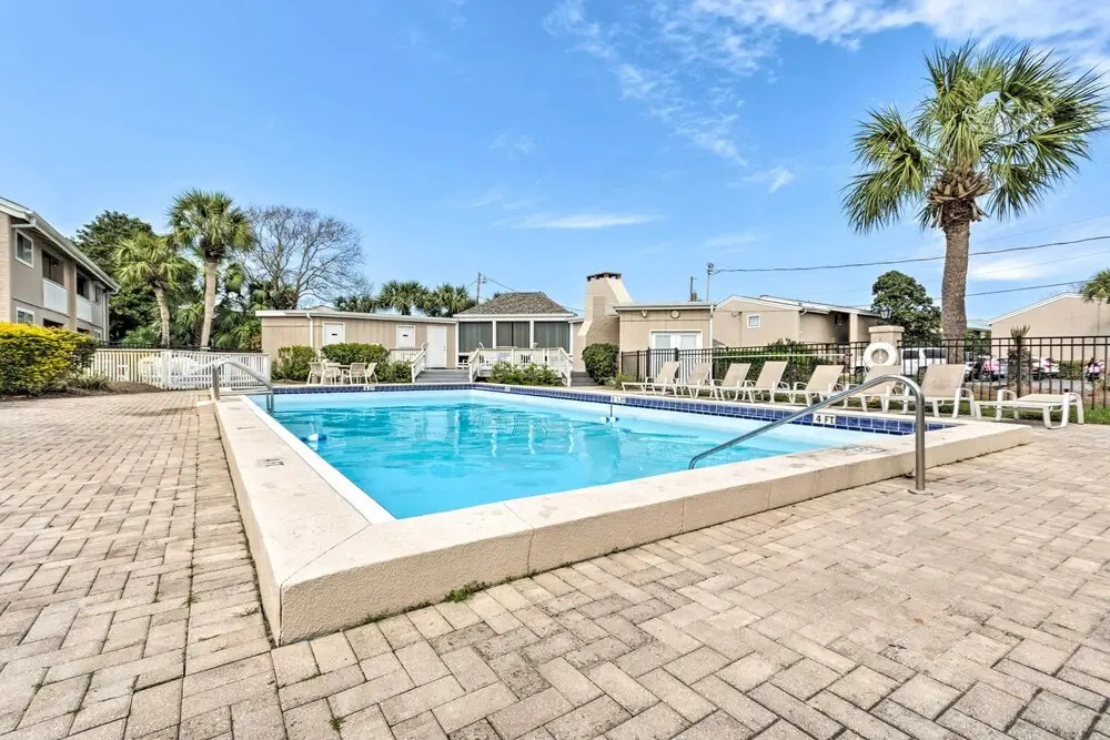 Sunny Destin Condo w/ Pool & Beach Access!