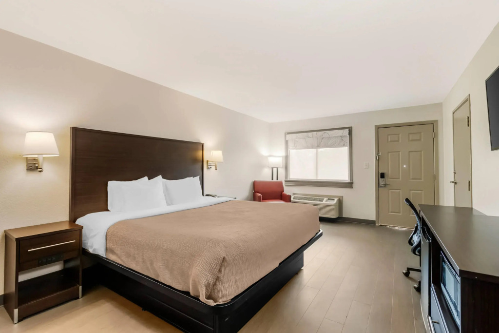 Quality Inn & Suites near six flags and medical center