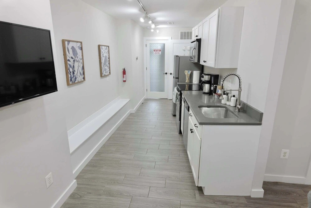 White Brick Retreat - Shaw