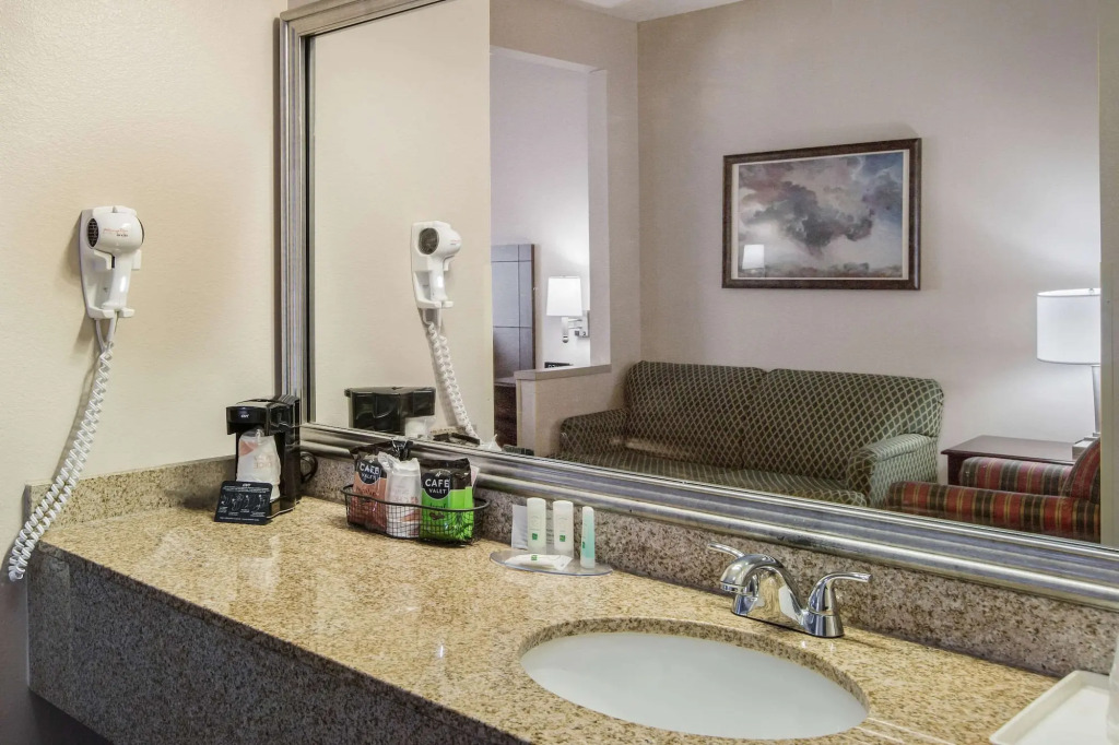 Quality Inn & Suites Lawrence - University Area