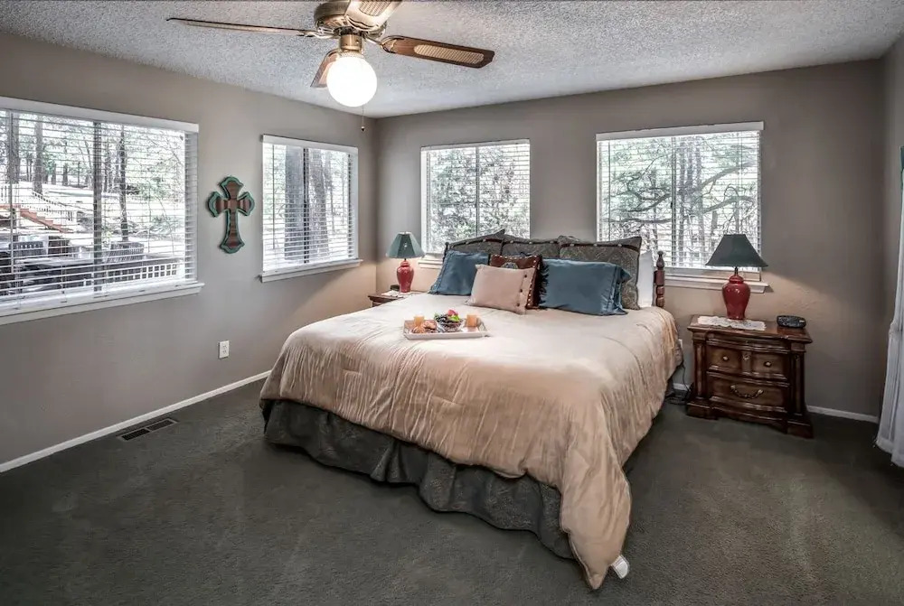 1st Wood N' Box Lodge - Three Bedroom Cabin