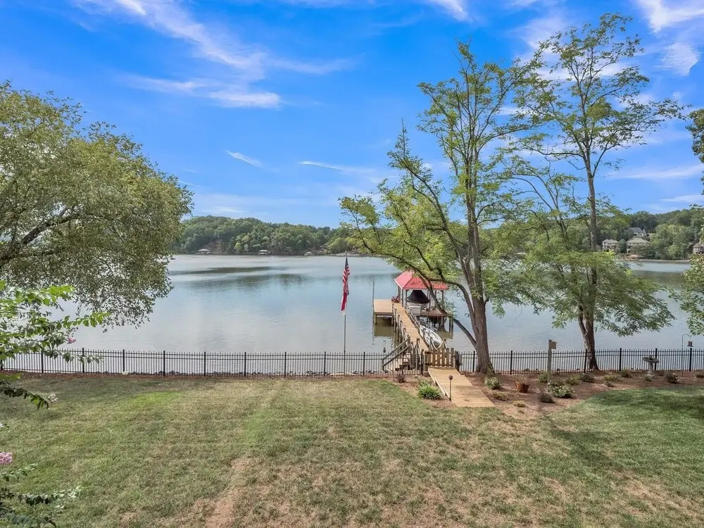 Extraordinary Lake Front Home With Boat Dock , Private Deck And Fire Pit 3 Bedroom Home by Redawning