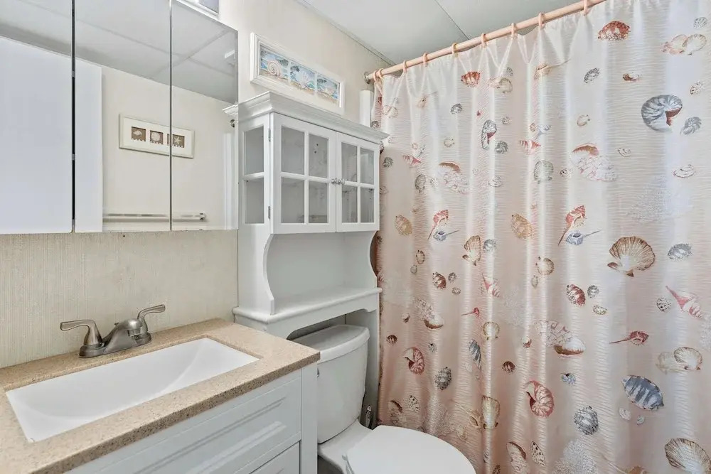 Salty Sands 4 208 2BR Ocean-block Condo, Balcony, Beach Gear & Parking