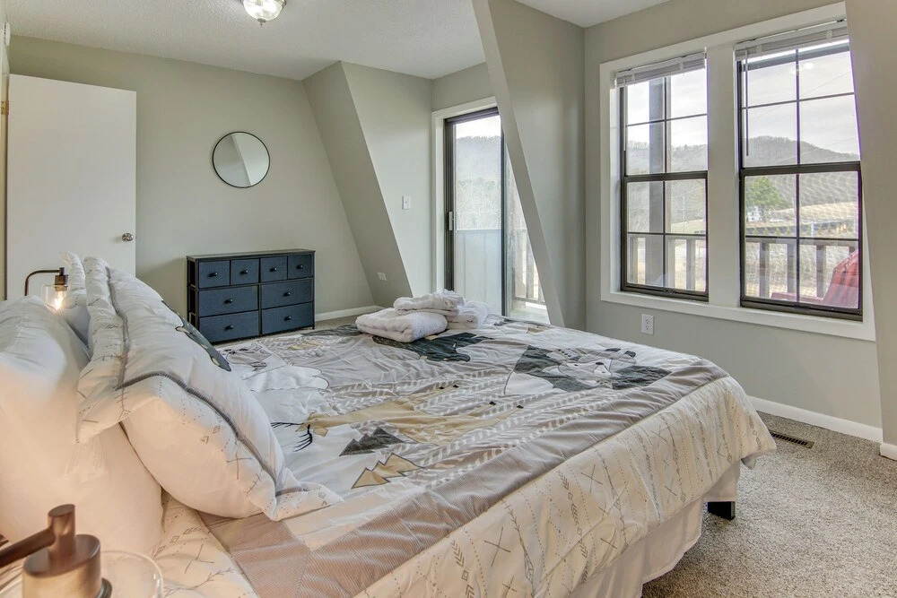 Dog-friendly Mills River Townhome: Fire Pit, Yard!