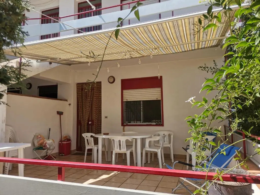 San Giorgio (Me) Comodo appartamento a 100 metri dal mare in elegante residence, 4/5 posti letto, parcheggio privato.
