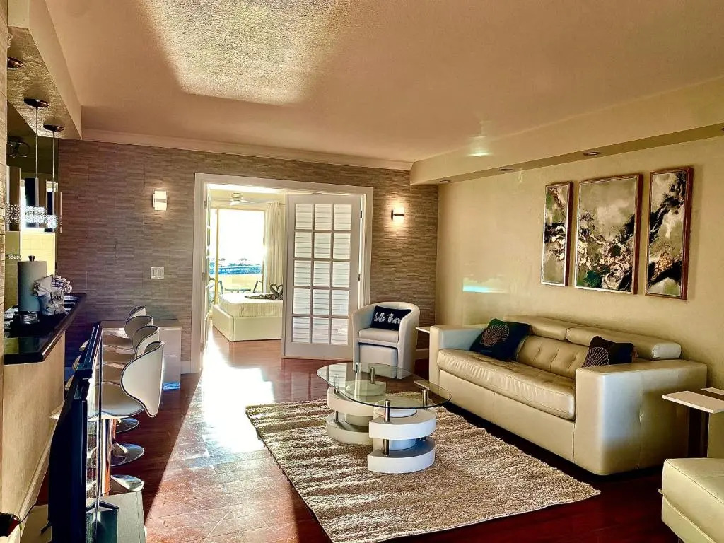 Deluxe waterfront one bedroom apartment with pool and free parking 5 mins drive to Miami Beach