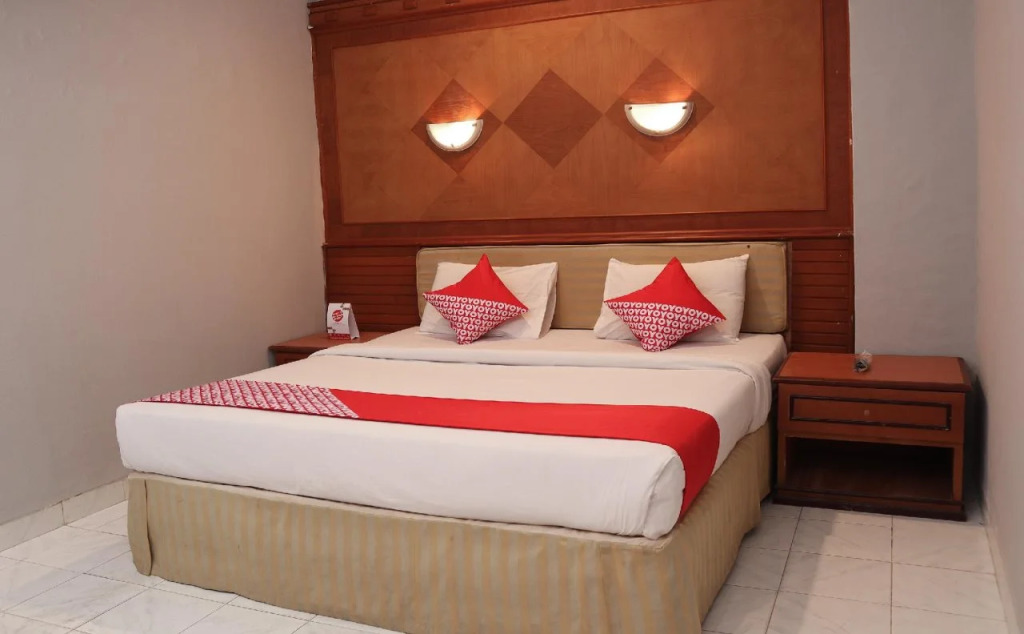 OYO 742 Mona Plaza Hotel
