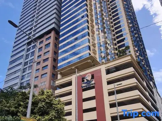 Condominium  Studio Unit with 2 double Beds in Front of US Embassy