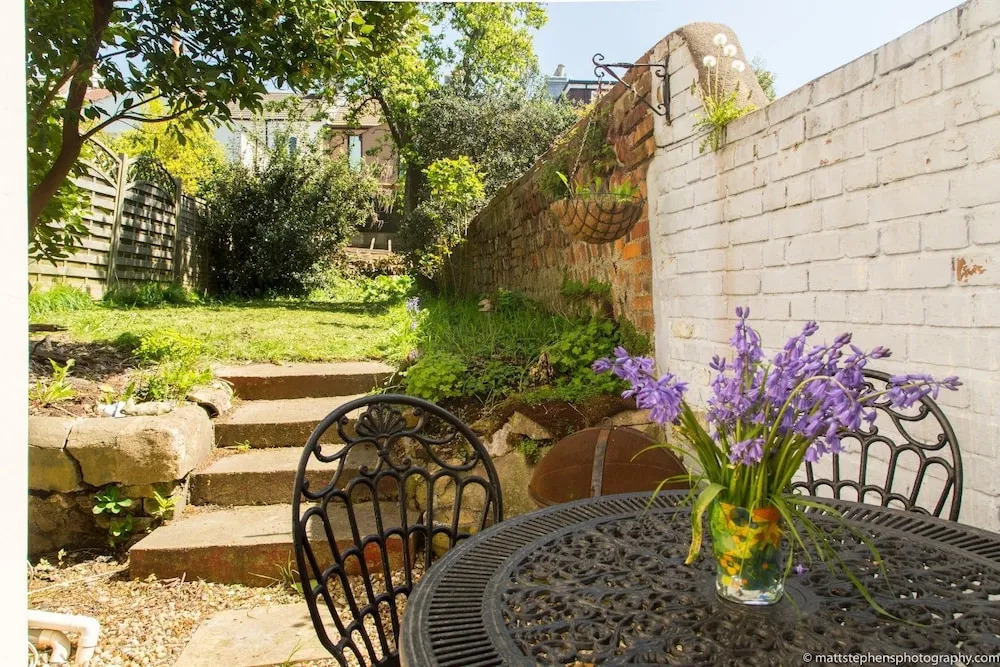 Bright and Spacious 1 Bedroom Flat With Garden