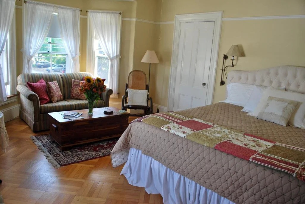 Iconic downtown retreat with firepit & fireplace- walk to Harbor Footbridge