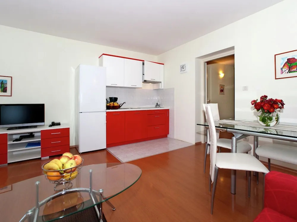 Apartment with Shared Pool, Terrace, A/C And Wifi 800 M From the Beach