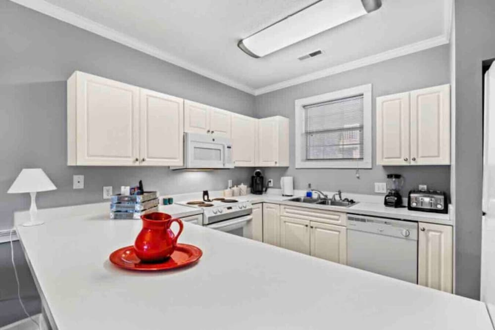 Captains Quarters Bright 2BR Pet-friendly Beach Condo w/ Coastal Decor & Relaxed Vibes