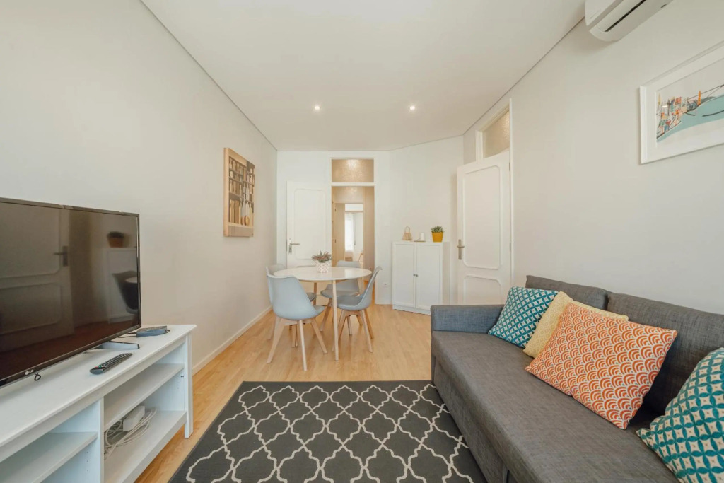 Downtown Design Apartment With Balcony