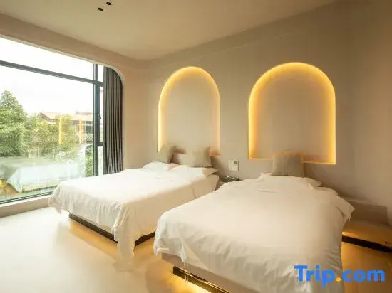 Weixi Homestay (Mangshi Square)