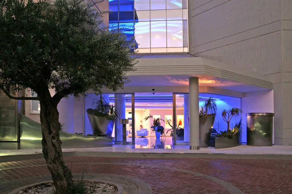 1b Beachront Pool & Gym apt - Ermitage beach