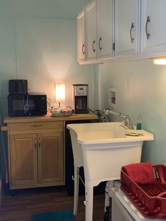 Cozy Suite - Pet Friendly, Beach Side 1 Bedroom Apts by RedAwning