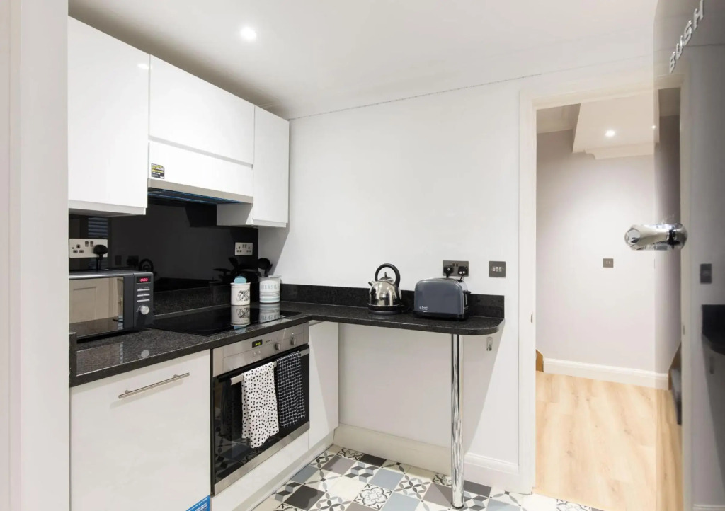 Spacious 4-bedroom mews house with private garage