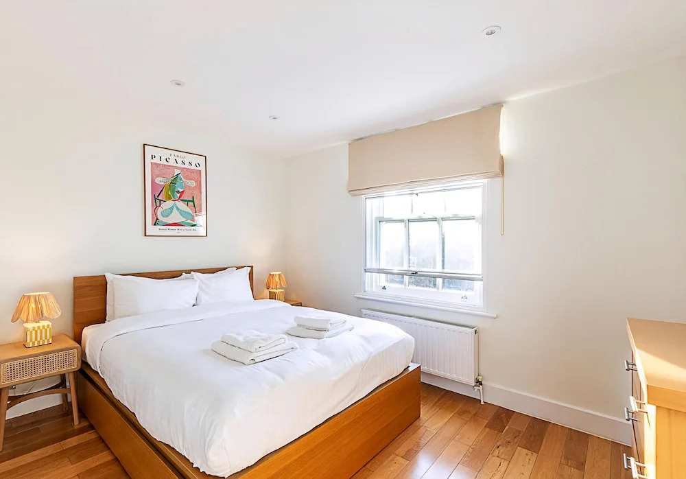 Stylish Chelsea Flat With Luxe Comfort Charm