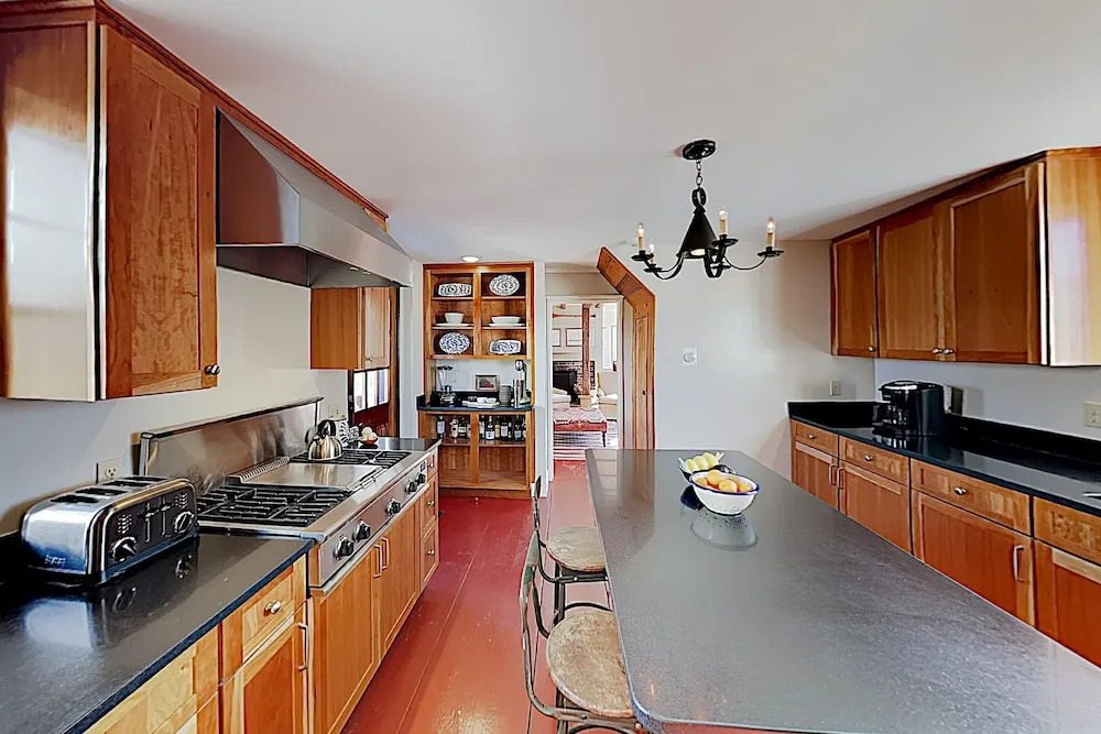 New Listing! All-suite Harbor-view W/ Deck 4 Bedroom Home