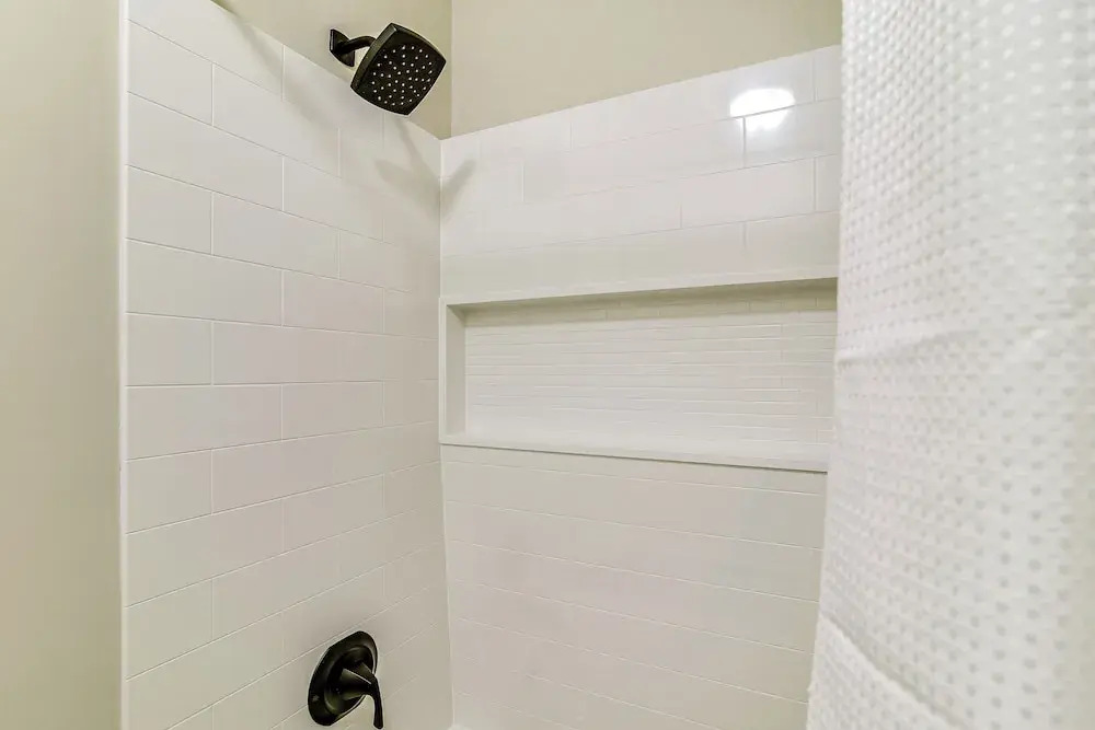 Inviting Bowling Green Escape w/ Smart Tvs!