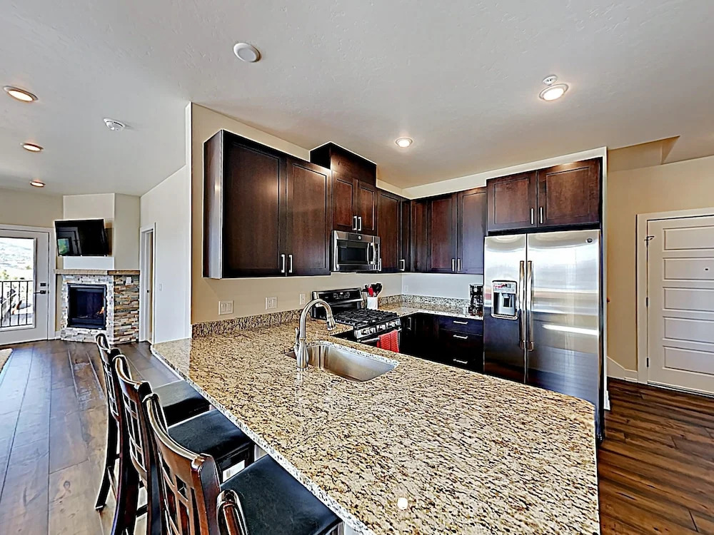 New Listing! Beautiful New Mountain-view 3 Bedroom Condo