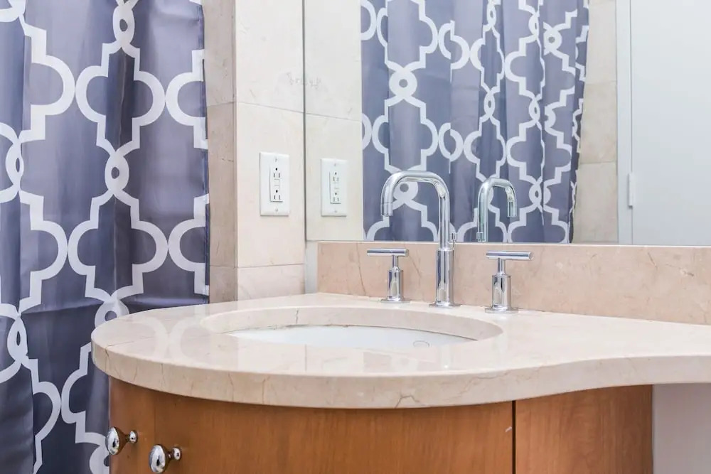 Bright 2 Bedrooms 2 Bathrooms Unit With Balcony