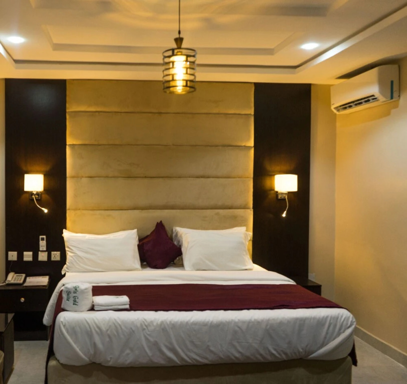 Iris Gold Suite