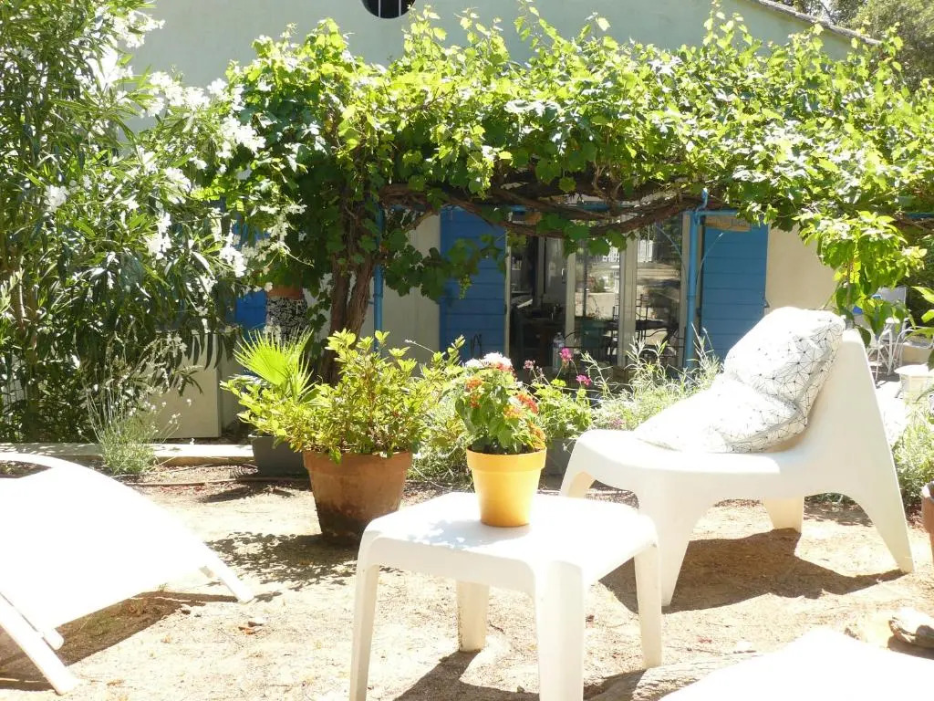 Bormes les Mimosas, Hameau de Cabasson, à 400m de la mer et du fort de Bregançon, Villa classée 3 étoiles, de 2 à 8 personnes