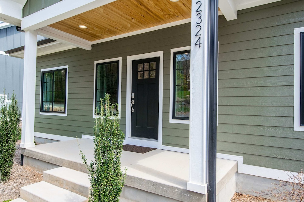 Modern Upper Retreat w Free Tix Deck 2 Suites