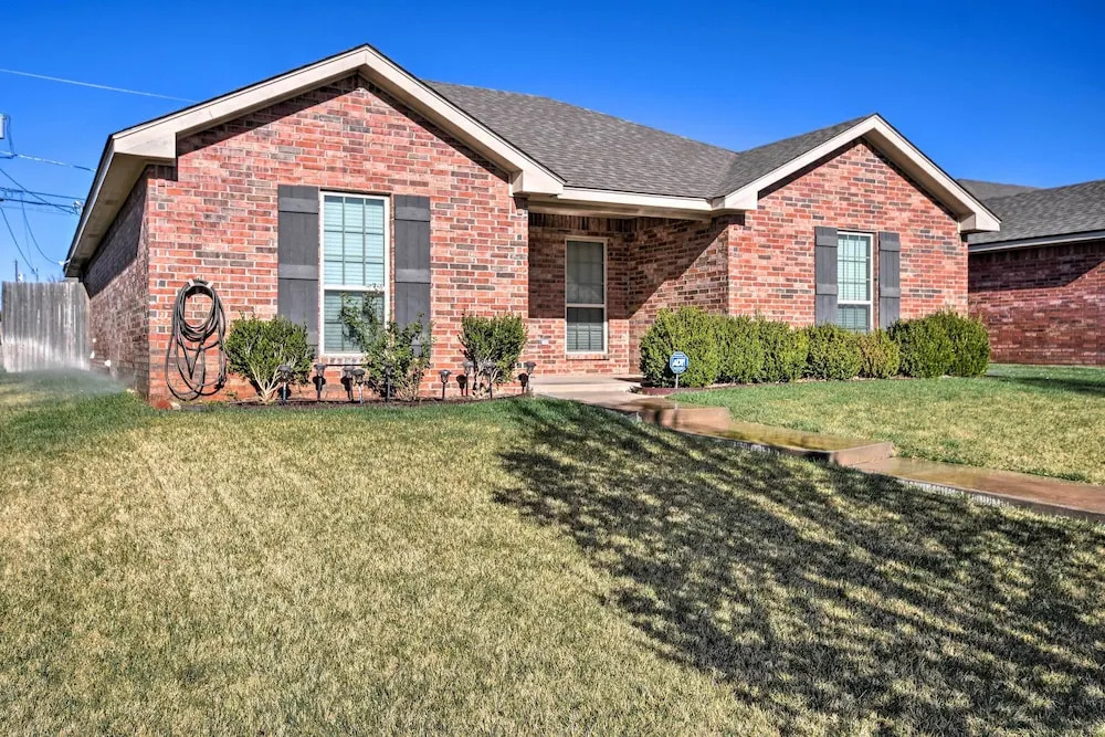 Amarillo Abode w/ Sunroom ~ 4 Mi to Downtown!