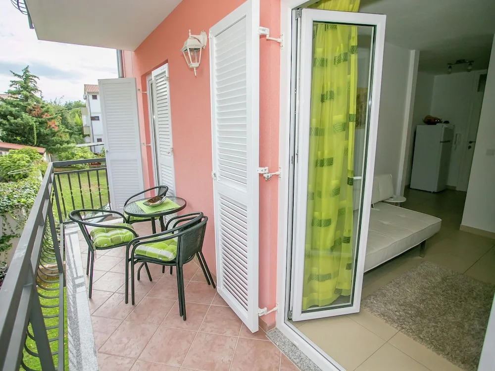 Nice Decorated one Bedroom Apartment With Balcony, Private Parking